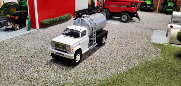 1/64 Greenlight toys Chevy C60 Fertilizer truck