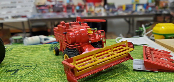 1/64 Massey Ferguson 410 combine